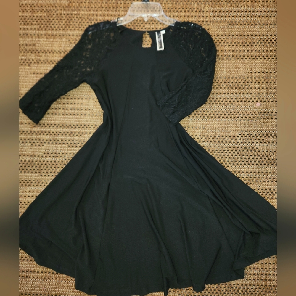 Julian Taylor Size 6 Black Formal Dress